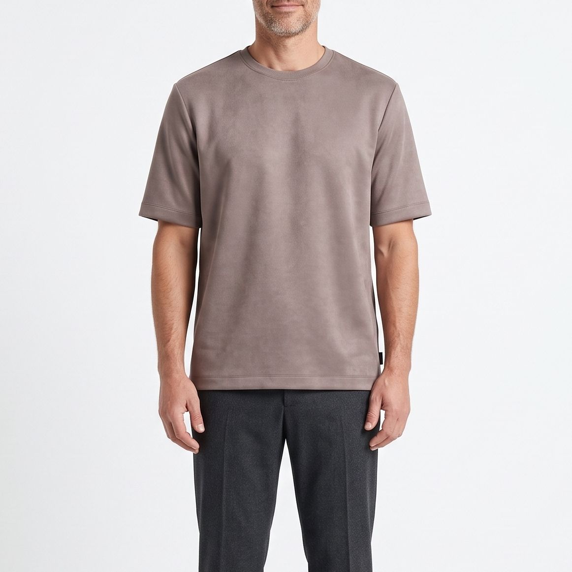 Model draagt een taupekleurige Bartlett Dress T-shirt top met korte mouwen en ronde hals
