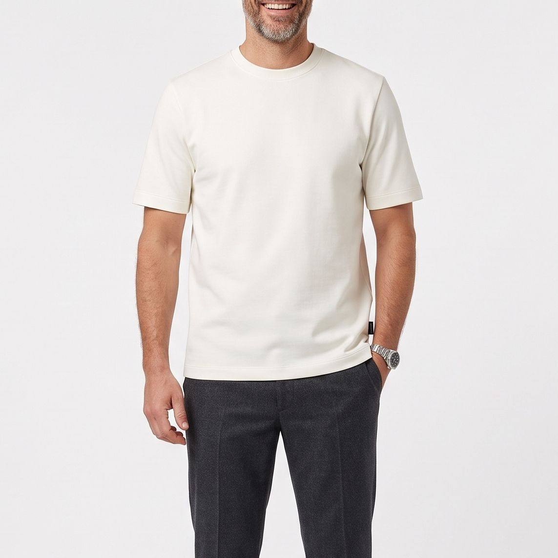 Model draagt een beige Bartlett Dress T-shirt met korte mouwen en een ronde hals
