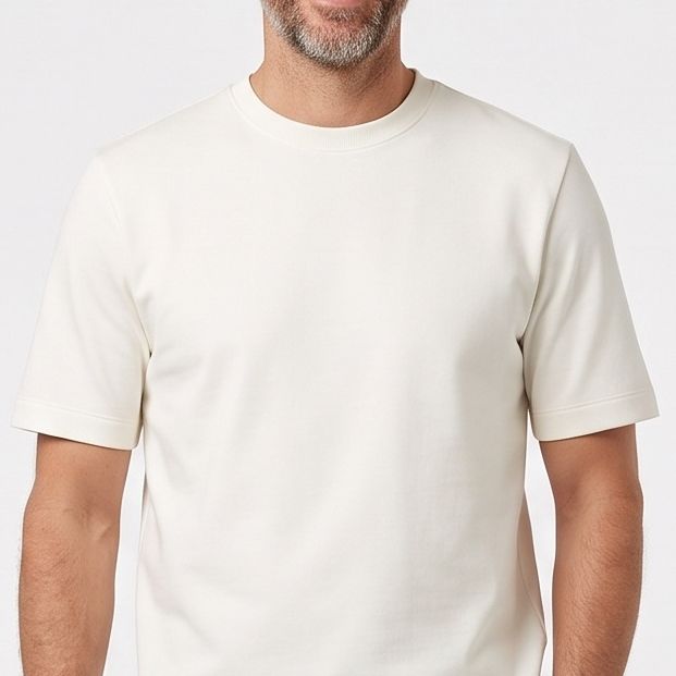 Model draagt een beige Bartlett Dress T-shirt met korte mouwen en een ronde hals