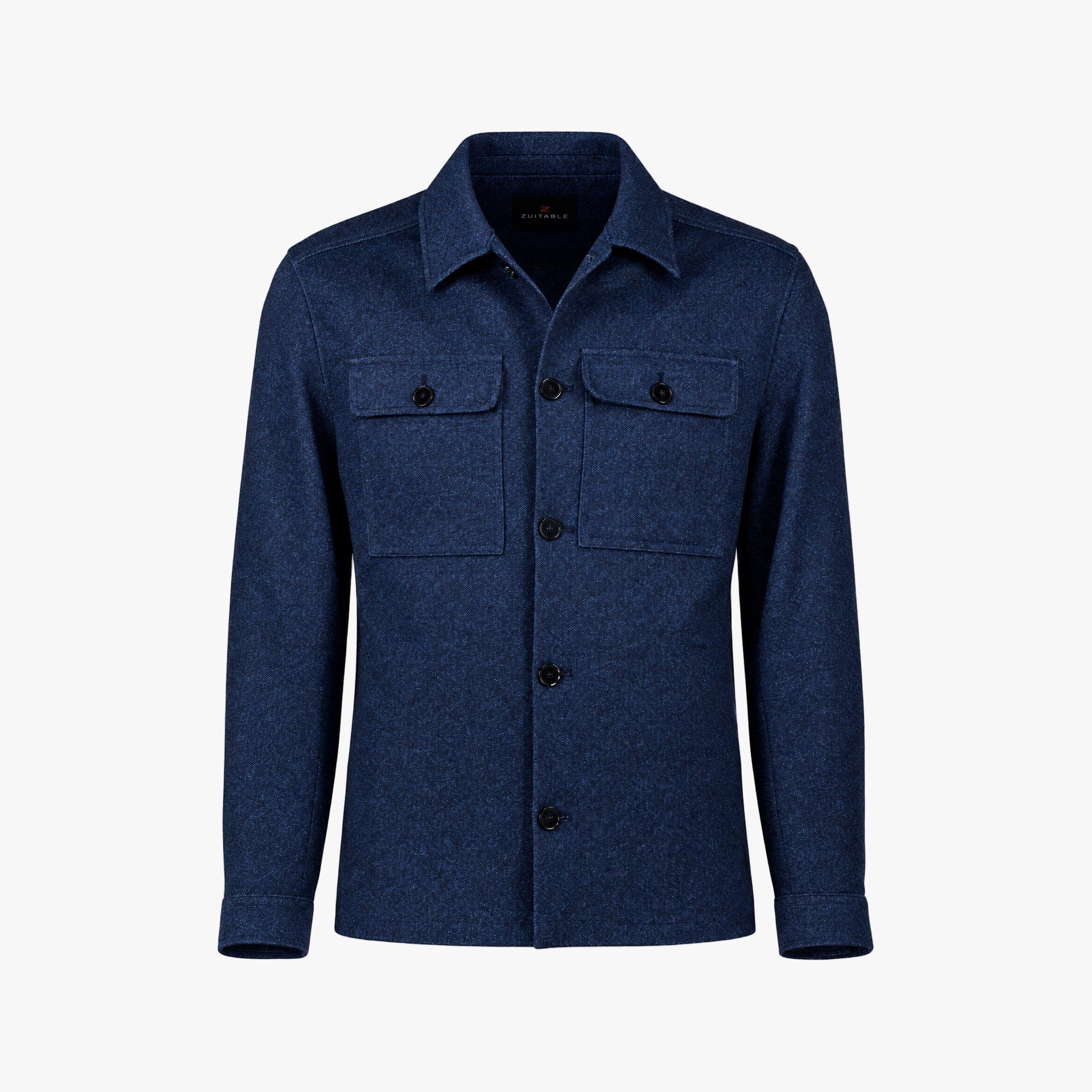 Voorkant van een donkerblauw Zuitable overshirt met knoopsluiting en twee borstzakken