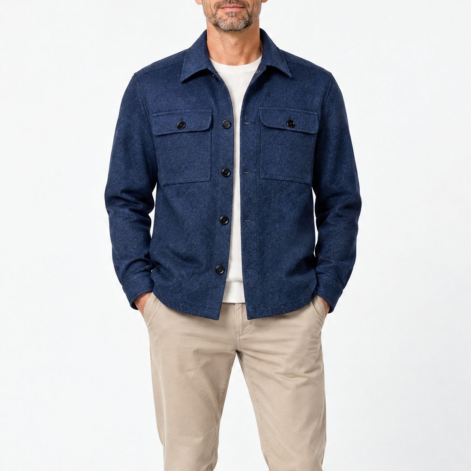 Model draagt een donkerblauw Zuitable overshirt jas met borstzakken en knoopsluiting
