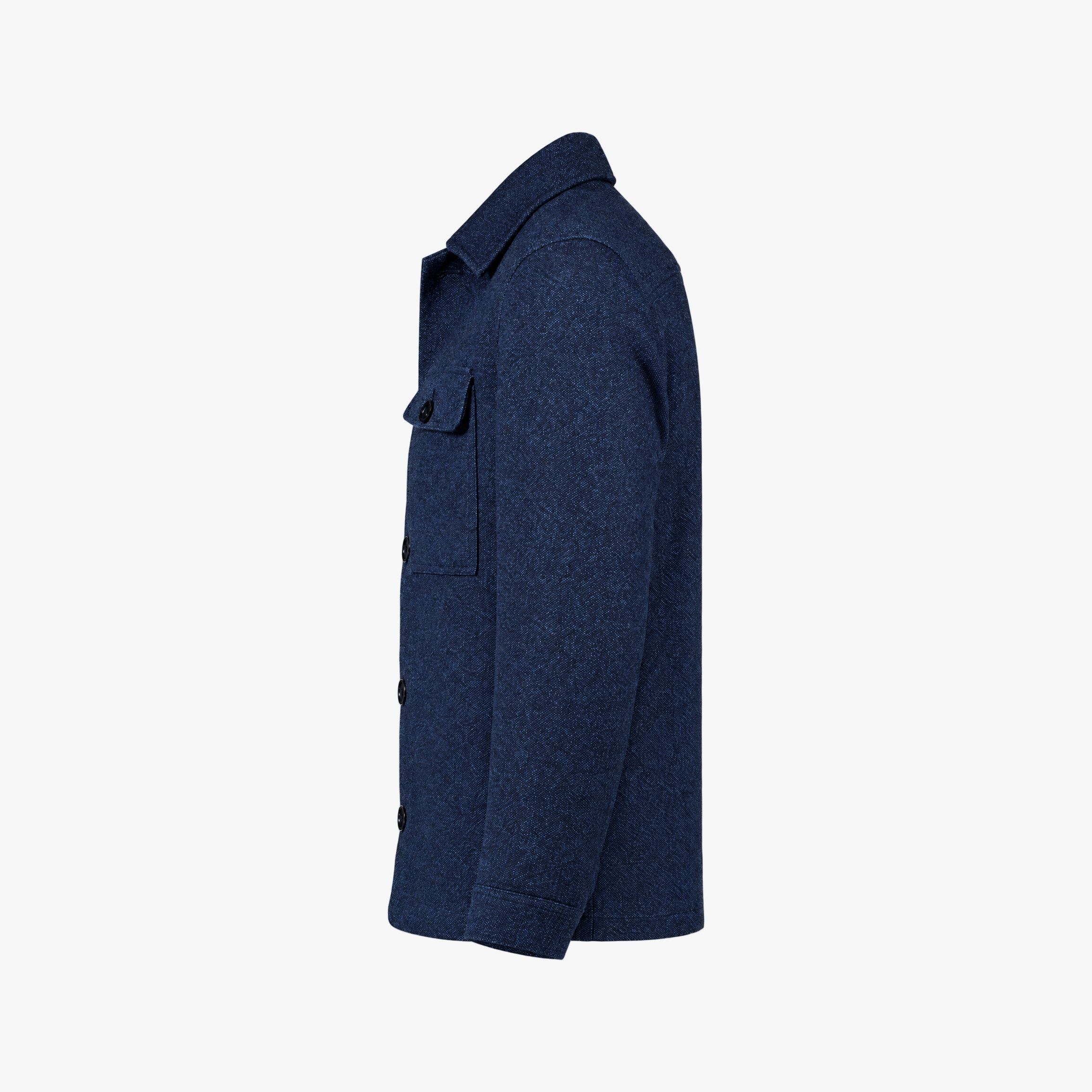 Zijaanzicht van een donkerblauw Zuitable Overshirt jas met knoopsluiting en borstzak